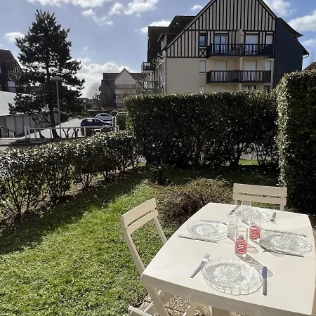 2 Pieces En Rez-de-jardin A Cabourg, Proche Mer Et Thalasso - Fr-1-487-361 Апартаменты *
